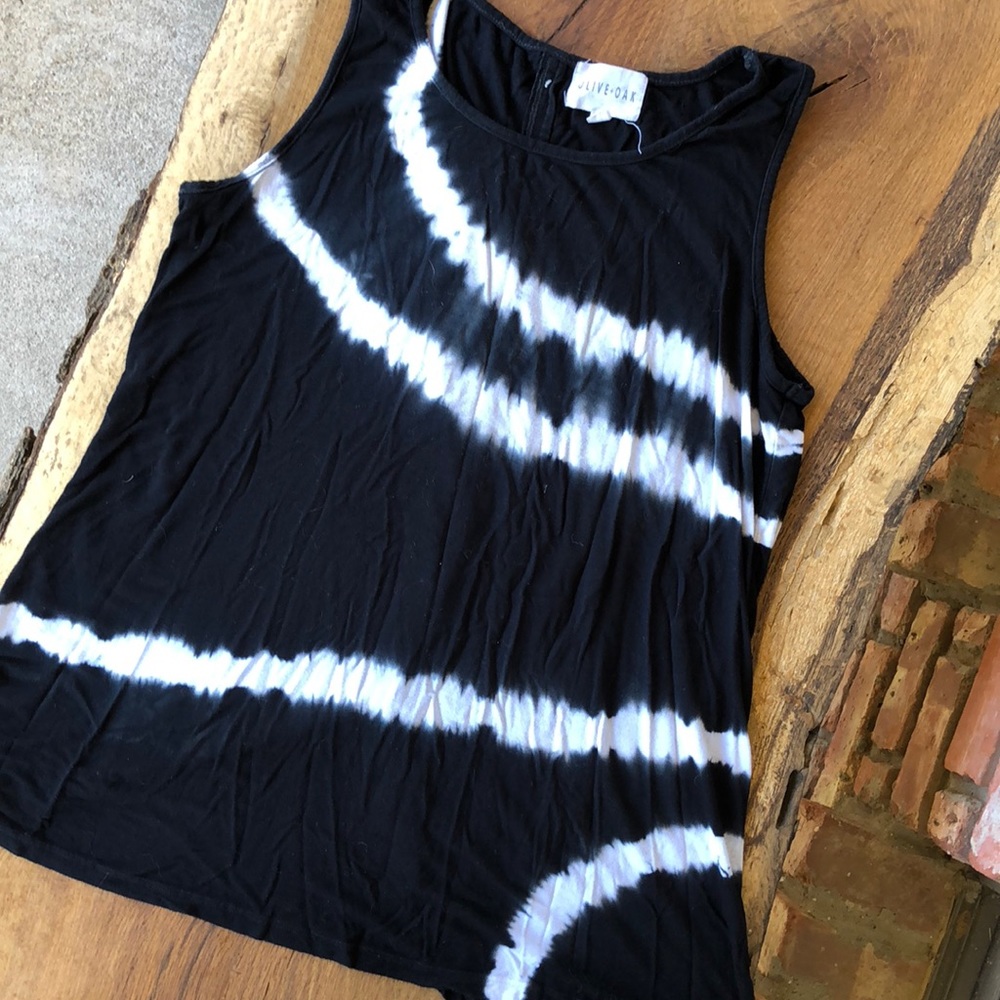 Tie dye design with buttons in back T-shirt